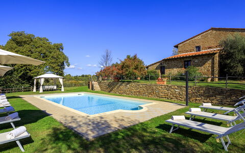 Villa le Tornaie 14: Zwembad, Tuin, Landgoed, Gazon, Backyard, Landscaping, Buitenmeubels, Hacienda, Werf, Boerderij