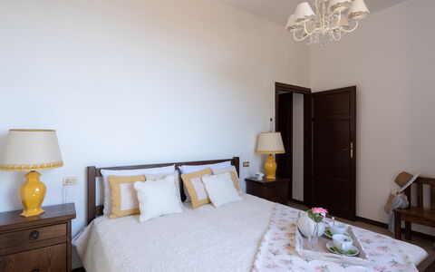 Villa ai Venti 8: Bed, Meubilair, Interieur Ontwerp, Slaapkamer, Laken, Bedding, Hout, Verdieping, Kamer, Flooring
