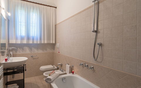 Villa ai Venti 8: Badkamer, Loodgieterswerkinrichting, Flooring, Interieur Ontwerp, Wastafel In De Badkamer, Wastafel, Verdieping, Kraan, Loodgieter, Toilet