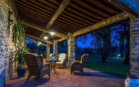 Casale la Splendida 10: Kolom, Buitenmeubels, Schaduw, Toevlucht, Tuin, Veranda, Landscaping, Eco Hotel, Outdoor Structuur, Hacienda