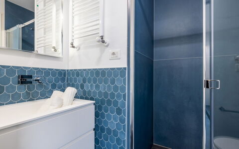 Villa Ristola 6: Blauw, Flooring, Interieur Ontwerp, Verdieping, Loodgieterswerkinrichting, Tegel, Badkamer, Loodgieter, Badkamerkast