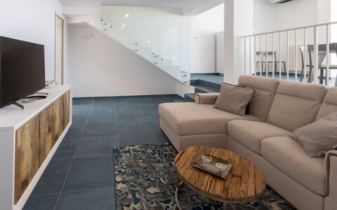 Villa Ristola 6: Interieur Ontwerp, Flooring, Meubilair, Bankstel, Verdieping, Hout, Woonkamer, Plafond, Kamer, Appartement
