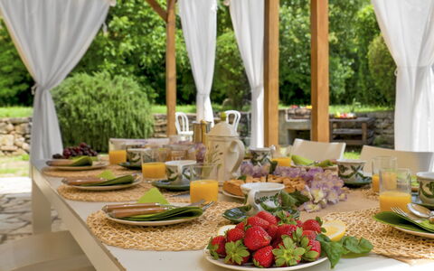 Villa Iside 8: Meubilair, Tableware, Tafel, Voedsel, Tafelkleed, Stoel, Dishware, Serveware, Interieur Ontwerp, Drinkware