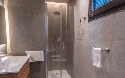 Onda 8: Badkamer, Loodgieterswerkinrichting, Flooring, Muur, Verdieping, Interieur Ontwerp, Kraan, Wastafel, Loodgieter, Verlichting