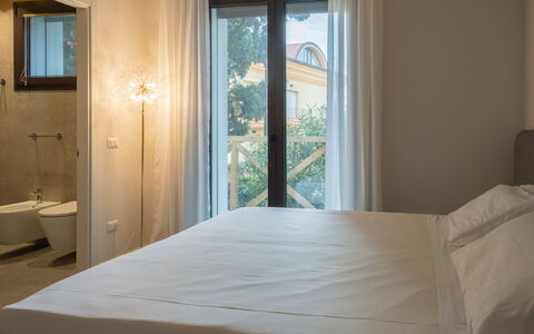 Onda 8: Muur, Slaapkamer, Interieur Ontwerp, Bed, Verdieping, Laken, Bedding, Flooring, Huis, Verlichting