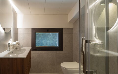 Marea 8: Interieur Ontwerp, Flooring, Muur, Badkamer, Loodgieterswerkinrichting, Verdieping, Spiegel, Wastafel In De Badkamer, Plafond, Lichte Inrichting