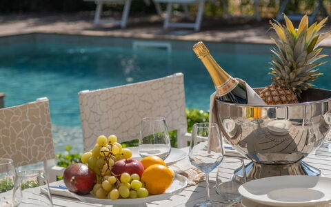 Marea 8: Tableware, Meubilair, Tafel, Fruit, Glaswerk, Drinkware, Serveware, Wijnglas, Voedsel