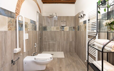 Il Pratone 12: Flooring, Loodgieterswerkinrichting, Interieur Ontwerp, Verdieping, Wc Bril, Badkamer, Toilet, Loodgieter, Tegel, Verlichting