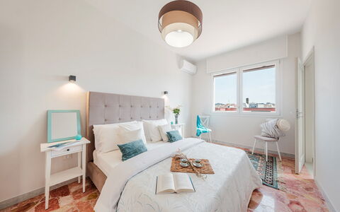 Nova Domus 6: Meubilair, Bed, Interieur Ontwerp, Slaapkamer, Flooring, Verdieping, Laken, Bedding, Kamer, Plafond