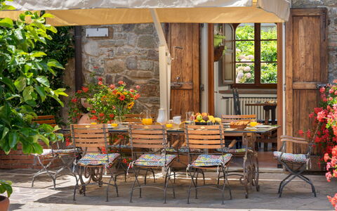 Casa Paggetti 8: Meubilair, Tafel, Hout, Buitenmeubels, Stoel, Bloempot, Buitentafel, Tuin, Keuken En Eettafel