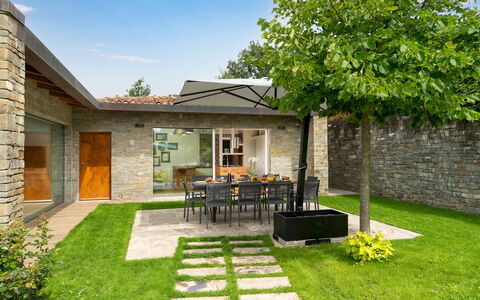Villa Krisztina 10: Huis, Huis, Tuin, Deur, Woongebied, Land Lot, Dak, Verblijf, Steen