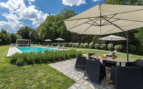 Villa Pianello 10: Zwembad, Buitenmeubels, Meubilair, Tuin, Ligstoel, Toevlucht, Landscaping, Schaduw, Stoel, Paraplu