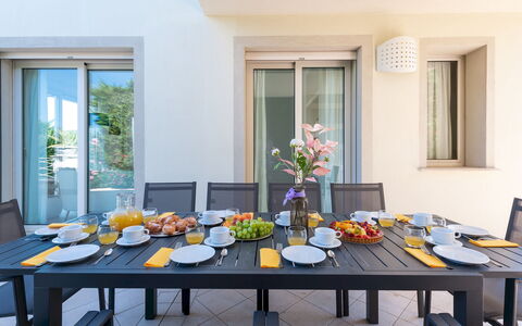 Villa Bianca 10: Meubilair, Tafel, Stoel, Interieur Ontwerp, Keuken En Eettafel, Eetkamer, Buitentafel, Buitenmeubels, Bloempot, Kamerplant