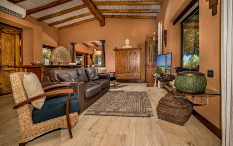 Villa Ashram 6: Meubilair, Hout, Flooring, Interieur Ontwerp, Bankstel, Verdieping, Woonkamer, Stoel, Plafond, Tafel