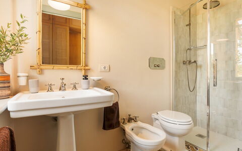 Casale Ansedonia 8+1: Badkamer, Wc Bril, Loodgieterswerkinrichting, Wastafel In De Badkamer, Toilet, Interieur Ontwerp, Flooring, Wastafel, Kraan, Loodgieter