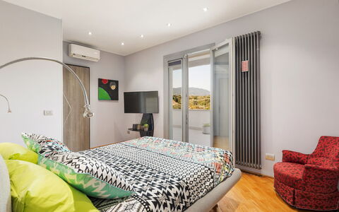 Villa Tiberio 6+2: Meubilair, Bed, Interieur Ontwerp, Slaapkamer, Bedding, Laken, Flooring, Muur, Verdieping, Kamer
