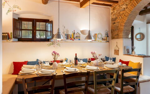 Villa Allodola 12: Meubilair, Interieur Ontwerp, Tafel, Plafond, Stoel, Eetkamer, Tableware, Keuken En Eettafel, Textiel, Lichte Inrichting