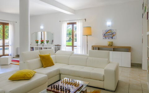 Villa Ardente 12+1: Meubilair, Interieur Ontwerp, Flooring, Bankstel, Verdieping, Muur, Woonkamer, Tafel, Hout, Kamer
