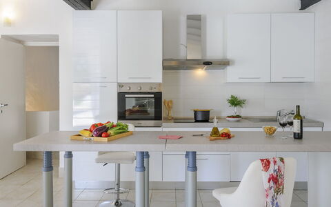 Villa Ardente 12+1: Meubilair, Keuken, Countertop, Interieur Ontwerp, Cabinetry, Toestel Van De Keuken, Flooring, Hout, Verdieping, Lichte Inrichting