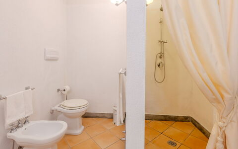 Villa Bambù 9+2: Flooring, Verdieping, Interieur Ontwerp, Plafond, Kamer, Loodgieterswerkinrichting, Badkamer, Loodgieter, Gieten