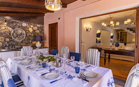 Villa Bambù 9+2: Meubilair, Interieur Ontwerp, Tafel, Tableware, Stoel, Eetkamer, Flooring, Keuken En Eettafel, Tafelkleed, Textiel
