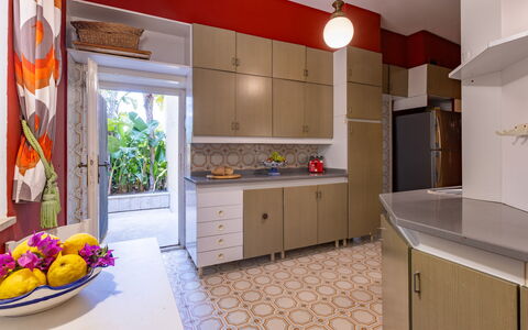 Villa Carina 12: Interieur Ontwerp, Keuken, Flooring, Meubilair, Countertop, Verdieping, Hout, Cabinetry, Major Appliance, Verlichting