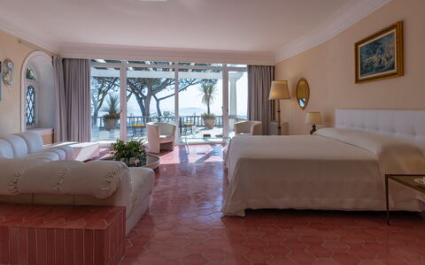 Villa Carina 12: Meubilair, Interieur Ontwerp, Slaapkamer, Bed, Verdieping, Flooring, Laken, Bedding, Linens, Bed Frame