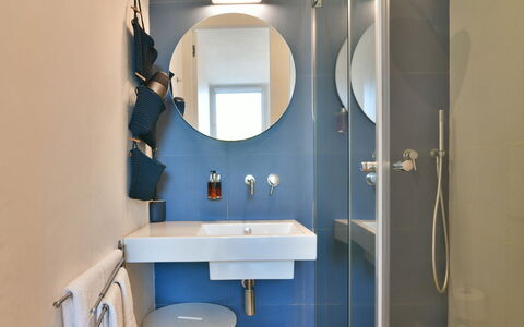 Villa Il Melograno 4+2: Muur, Interieur Ontwerp, Badkamer, Wastafel In De Badkamer, Flooring, Verdieping, Loodgieterswerkinrichting, Verlichting, Kamer, Wastafel