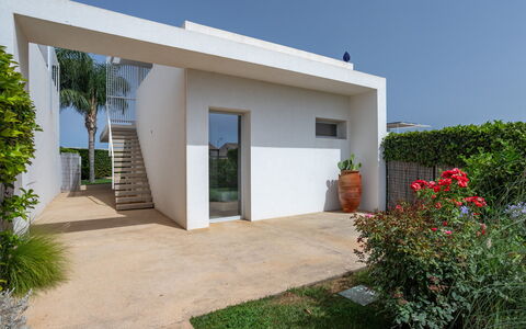 Villa Il Melograno 4+2: Muur, Architectuur, Woongebied, Huis, Samengesteld Materiaal, Schaduw, Beton, Landgoed, Tuin, Landscaping