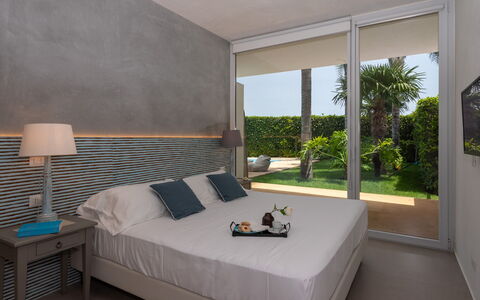 Villa Carrubo 4: Meubilair, Interieur Ontwerp, Flooring, Bed, Verdieping, Slaapkamer, Plafond, Linens, Laken, Bedding
