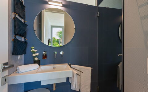Villa Carrubo 4: Interieur Ontwerp, Badkamer, Flooring, Loodgieterswerkinrichting, Verdieping, Verlichting, Wastafel In De Badkamer, Lichte Inrichting, Kamer, Loodgieter