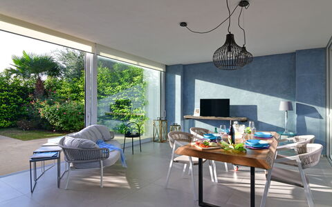 Villa Carrubo 4: Meubilair, Interieur Ontwerp, Stoel, Tafel, Flooring, Keuken En Eettafel, Verdieping, Verlichting, Plafond, Eetkamer