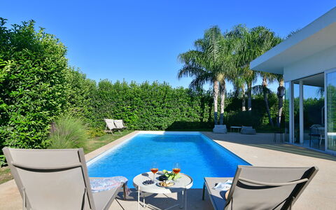 Villa Mandorlo 4: Blauw, Zwembad, Buitenmeubels, Meubilair, Toevlucht, Schaduw, Vrije Tijd, Stoel, Tuin