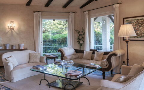 Villa del Prato 8: Meubilair, Interieur Ontwerp, Bankstel, Tafel, Flooring, Verdieping, Hout, Woonkamer, Kamer, Verlichting