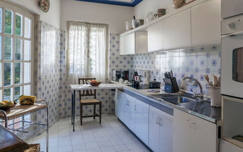 Villa del Prato 8: Keuken, Major Appliance, Flooring, Countertop, Interieur Ontwerp, Toestel Van De Keuken, Meubilair, Cabinetry, Verdieping, Huis