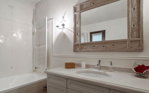 Villa del Prato 8: Loodgieterswerkinrichting, Muur, Badkamer, Interieur Ontwerp, Wastafel, Kraan, Wastafel In De Badkamer, Flooring, Badkamerkast, Spiegel