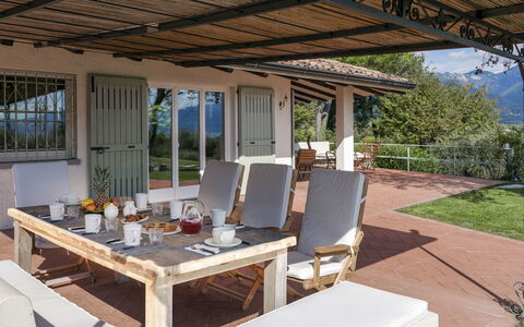 Villa del Prato 8: Meubilair, Tafel, Stoel, Hout, Buitenmeubels, Keuken En Eettafel, Buitentafel, Veranda, Schaduw, Outdoor Structuur