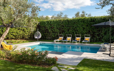 La Villanella 6: Zwembad, Buitenmeubels, Toevlucht, Ligstoel, Meubilair, Tuin, Eco Hotel, Schaduw, Stoel