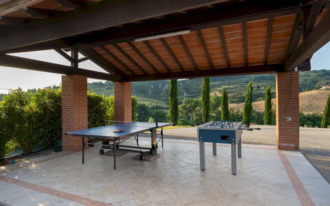 Podere Terranuova 10+2: Meubilair, Tafel, Dak, Schaduw, Stoel, Buitenmeubels, Veranda, Buitentafel, Straal, Outdoor Structuur