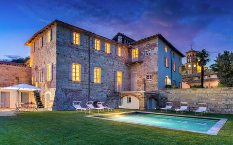 Palazzo Pozzo Bonelli 14: Blauw, Landgoed, Herenhuis, Villa, Binnenplaats, Waardig Huis, Zwembad, Kasteel, Historisch Huis