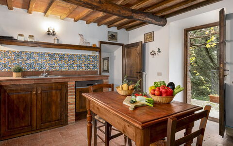 Castellare in Poggio 10: Hout, Interieur Ontwerp, Flooring, Meubilair, Huis, Keuken, Beits, Plafond, Kamer, Hardwood