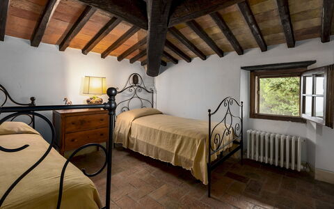 Castellare in Poggio 10: Muur, Slaapkamer, Bed, Bed Frame, Bedding, Laken, Lamp, Linens, Villa, Hotel