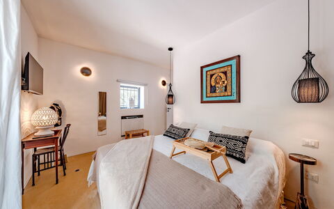 Casale di Amelì 5: Bed, Interieur Ontwerp, Meubilair, Slaapkamer, Muur, Flooring, Verdieping, Bedding, Laken, Kamer