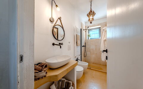 Casale di Amelì 5: Badkamer, Muur, Loodgieterswerkinrichting, Interieur Ontwerp, Flooring, Verdieping, Spiegel, Wastafel In De Badkamer, Plafond, Lichte Inrichting