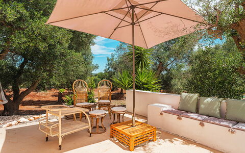 Casale di Amelì 5: Meubilair, Buitenmeubels, Stoel, Tafel, Buitentafel, Paraplu, Schaduw, Tuin, Bloempot, Patio