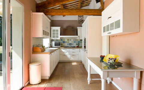 Nonna Isa 12: Meubilair, Interieur Ontwerp, Keuken, Flooring, Cabinetry, Hout, Countertop, Plafond, Verdieping, Toestel Van De Keuken
