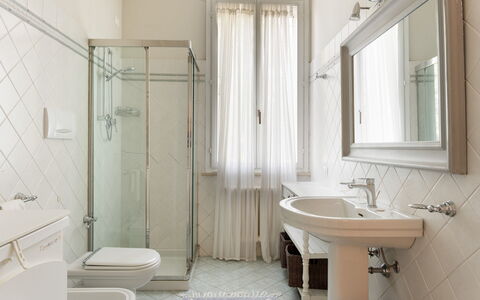 Nonna Isa 12: Loodgieterswerkinrichting, Interieur Ontwerp, Flooring, Badkamer, Verdieping, Loodgieter, Wastafel, Kraan, Wastafel In De Badkamer, Tegel
