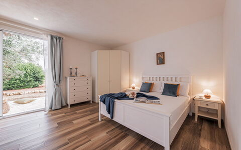 Villa Puspo 8: Meubilair, Bed, Interieur Ontwerp, Slaapkamer, Flooring, Verdieping, Hout, Laken, Bedding, Kamer