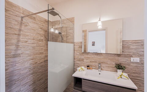 Villa Puspo 8: Flooring, Loodgieterswerkinrichting, Badkamer, Interieur Ontwerp, Badkamerkast, Verdieping, Wastafel In De Badkamer, Kraan, Loodgieter, Wastafel