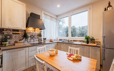Villa Puspo 8: Keuken, Countertop, Meubilair, Interieur Ontwerp, Toestel Van De Keuken, Major Appliance, Cabinetry, Flooring, Hout, Plafond